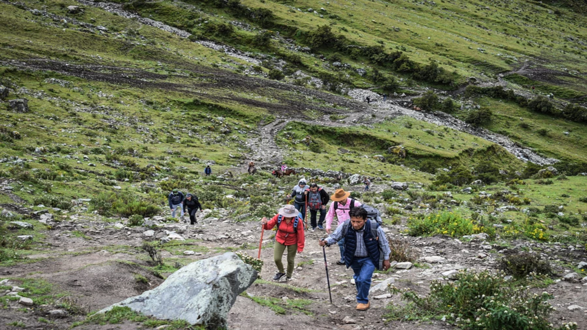 lago humantay lake cusco peru viajes mollepata soraypampa tours 1 dia caminata aventura